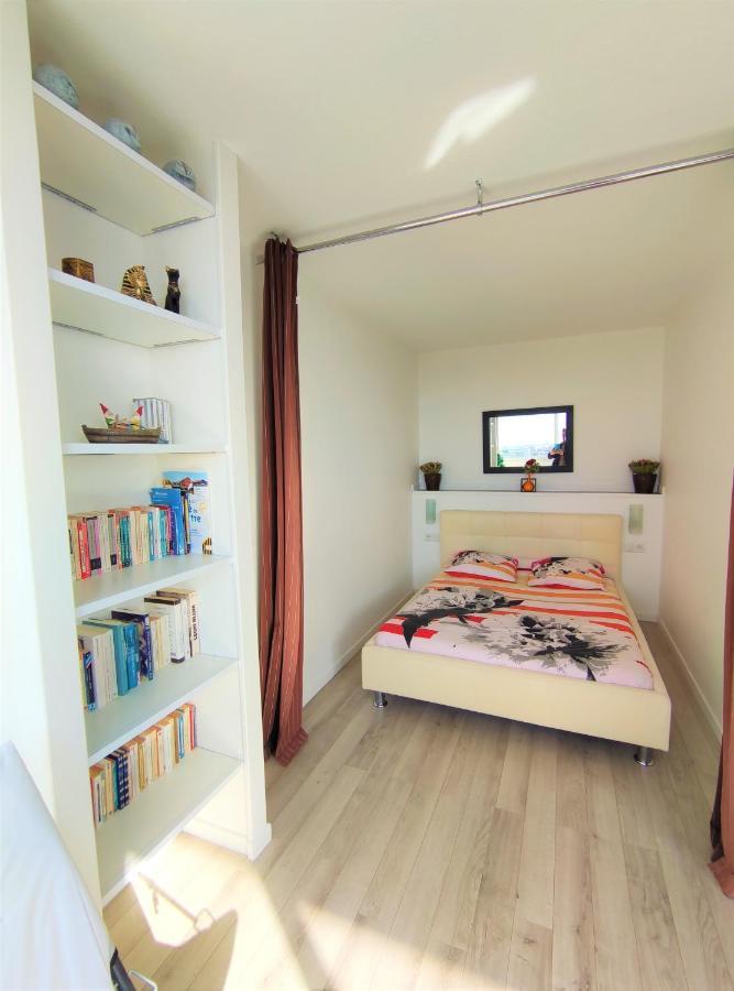 5 appartements indépendants situés à mi-chemin entre le Vieux Port et le Pont de l île de Ré La Rochelle  Extérieur photo