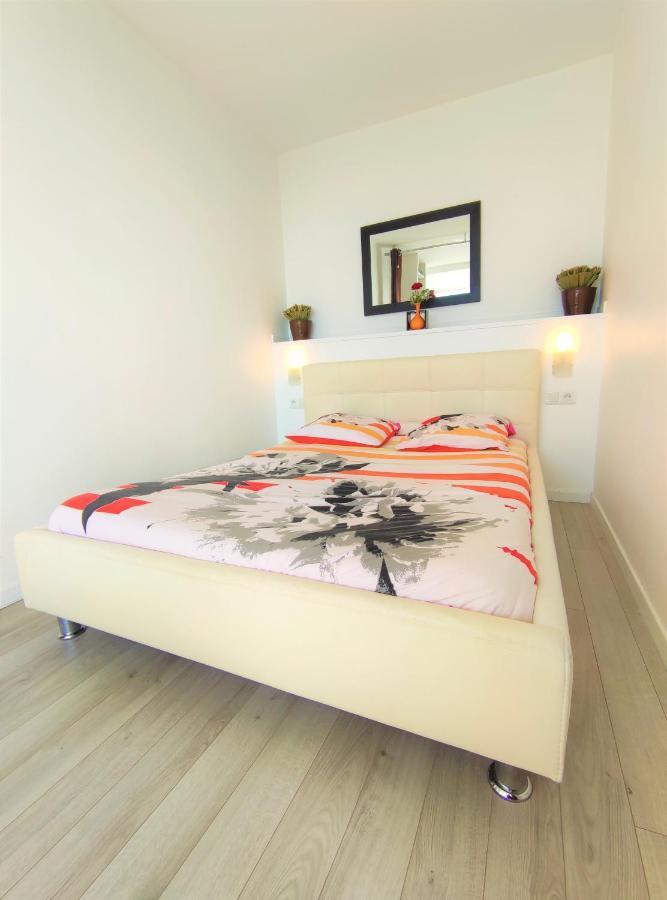 5 appartements indépendants situés à mi-chemin entre le Vieux Port et le Pont de l île de Ré La Rochelle  Extérieur photo