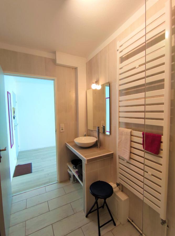 5 appartements indépendants situés à mi-chemin entre le Vieux Port et le Pont de l île de Ré La Rochelle  Extérieur photo
