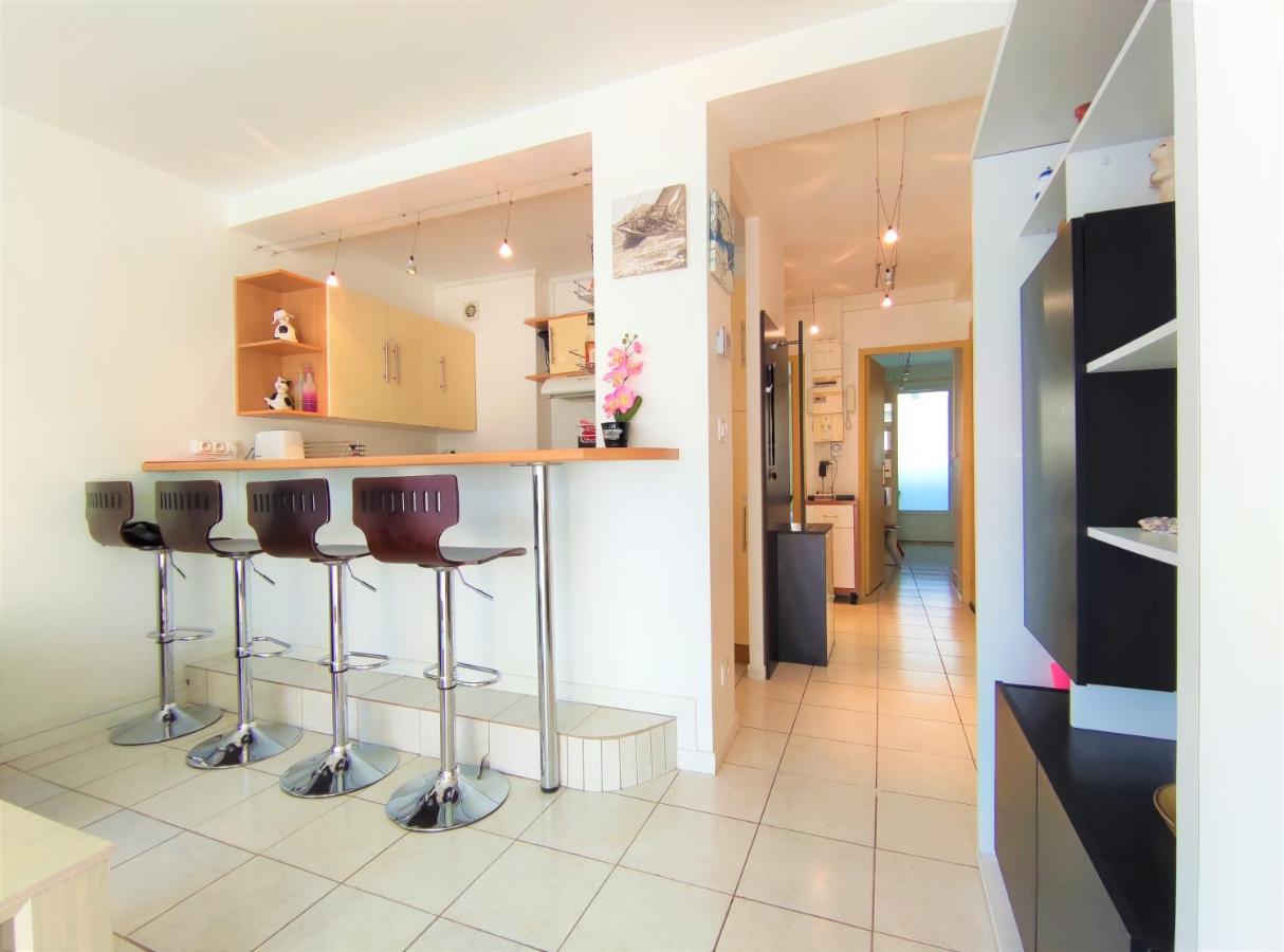 5 appartements indépendants situés à mi-chemin entre le Vieux Port et le Pont de l île de Ré La Rochelle  Extérieur photo