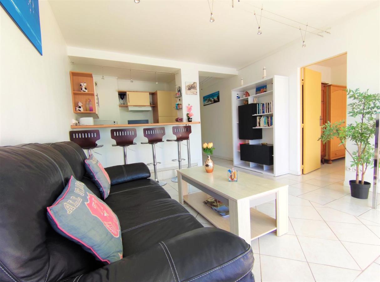 5 appartements indépendants situés à mi-chemin entre le Vieux Port et le Pont de l île de Ré La Rochelle  Extérieur photo